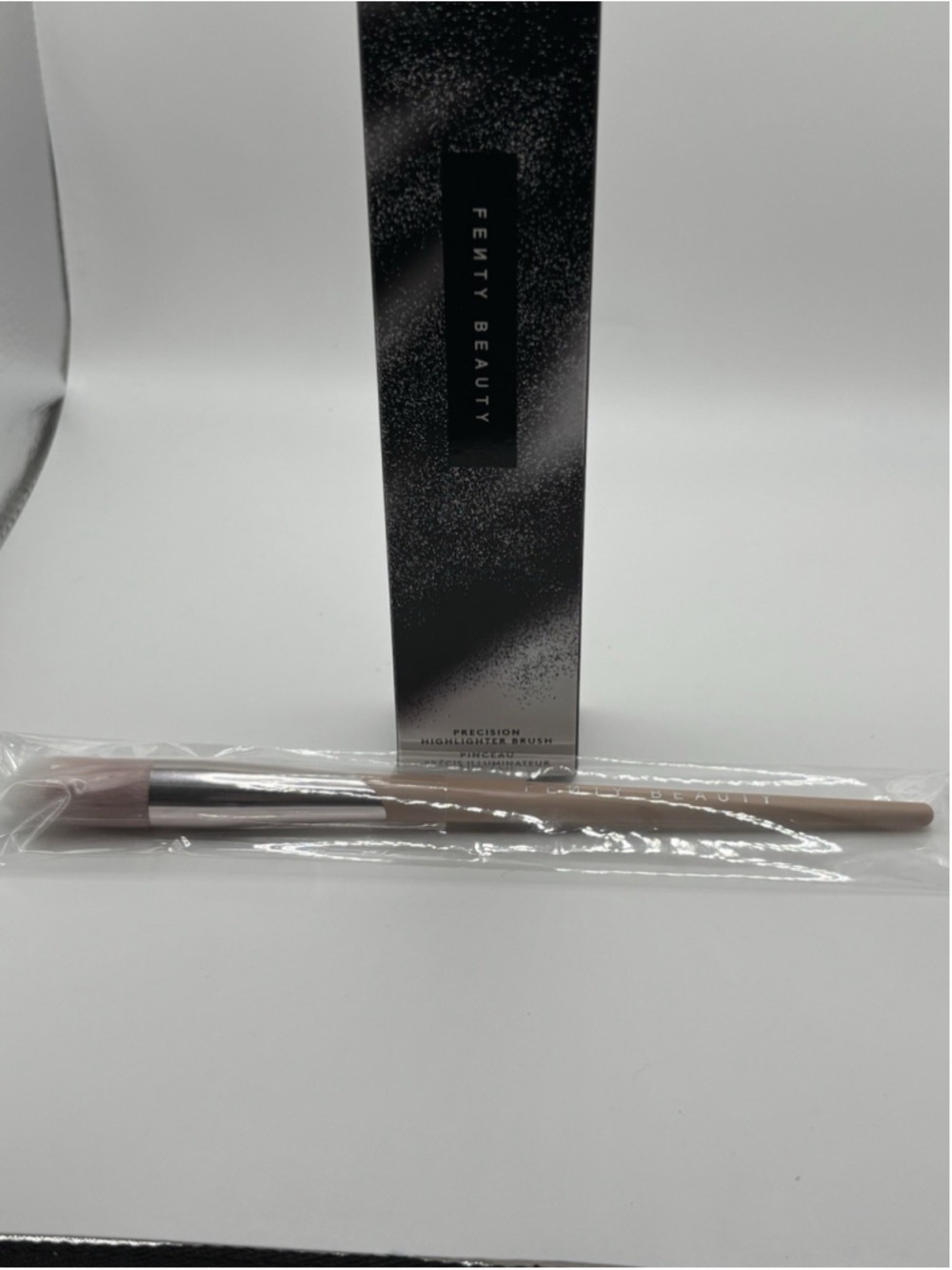 Fenty Beauty Highlighter Brush 135 NIB - Picture 6 of 7